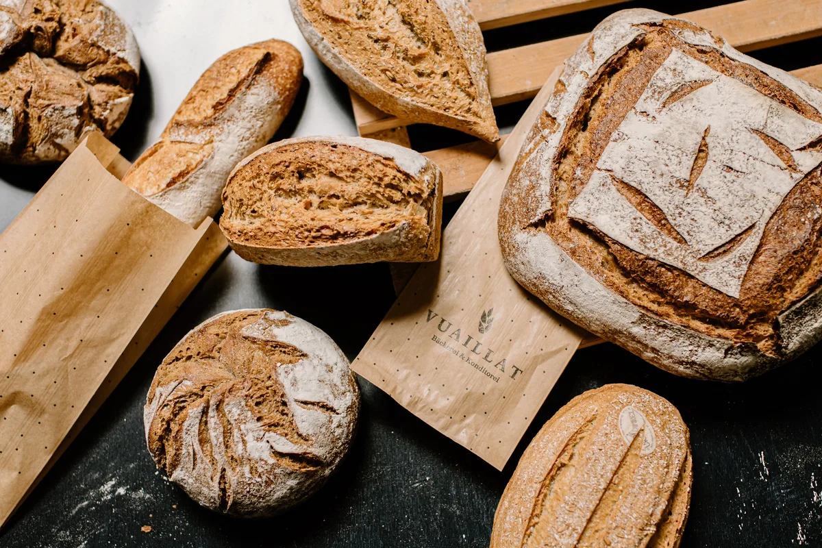 Sauerteigbrote erleben eine eigentliche Renaissance. Eine Auswahl von Broten von oben fotografiert.